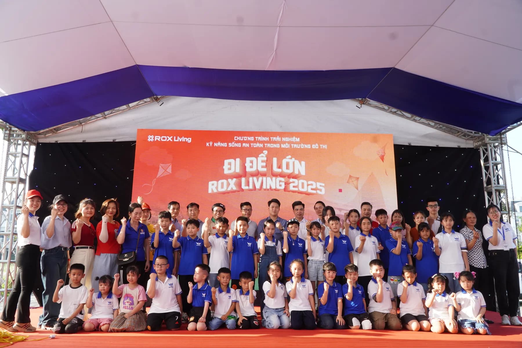 Trẻ em và ban tổ chức tại chương trình Đi để lớn ROX Living 2025