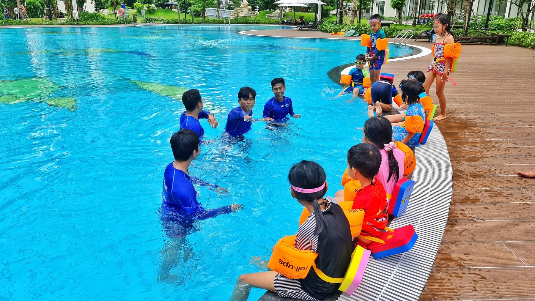 Huấn luyện viên hướng dẫn trẻ em tại bể bơi Vinhomes Grand Park